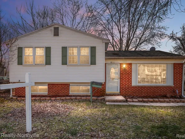 28511 Forestdale St, Romulus, MI 48174