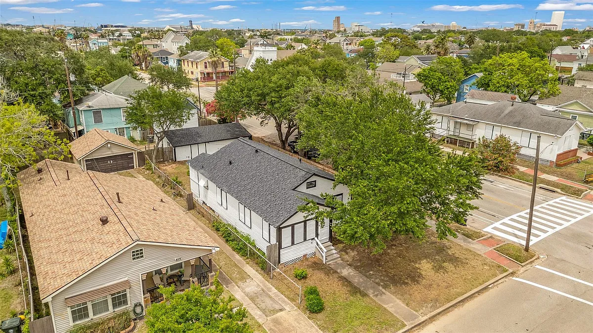 Building Photo - 4102 Ursuline St