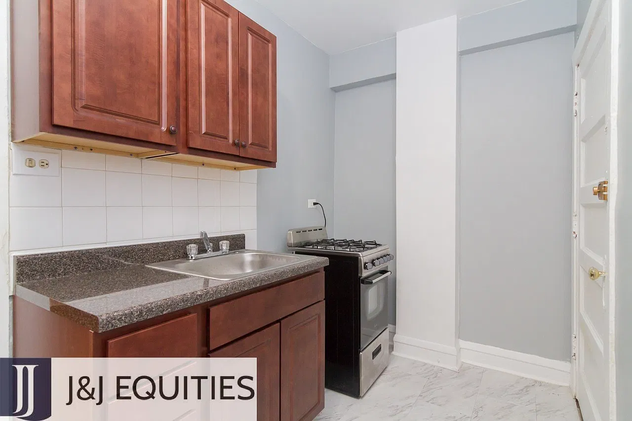 4600 Beacon — Photo 3