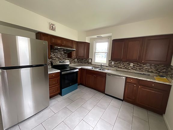 3rd image of 231 Fallsbrook Rd