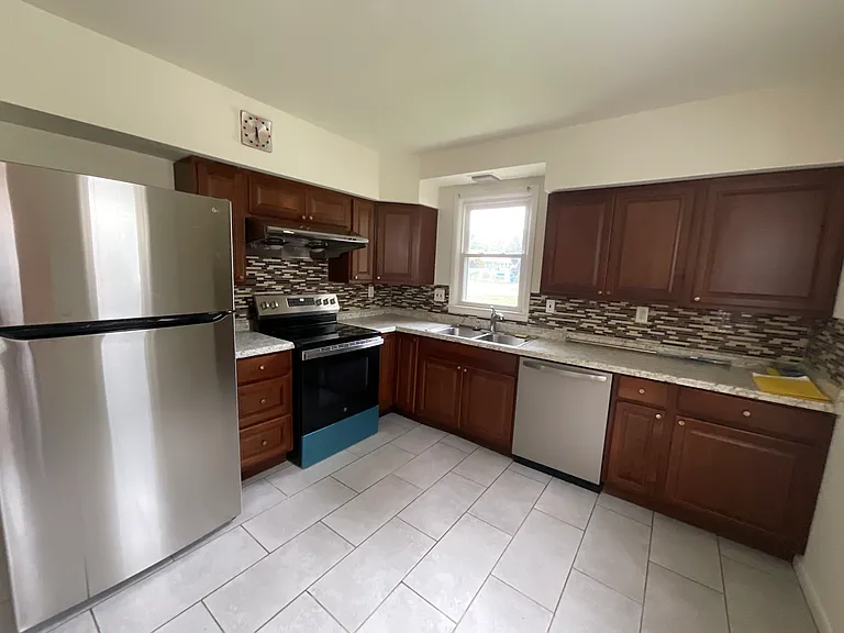 231 Fallsbrook Rd — Photo 2