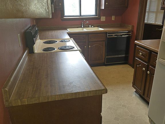 4th image of 890 Bishop Ct