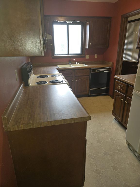 890 Bishop Ct, Fond Du Lac, WI - View 4