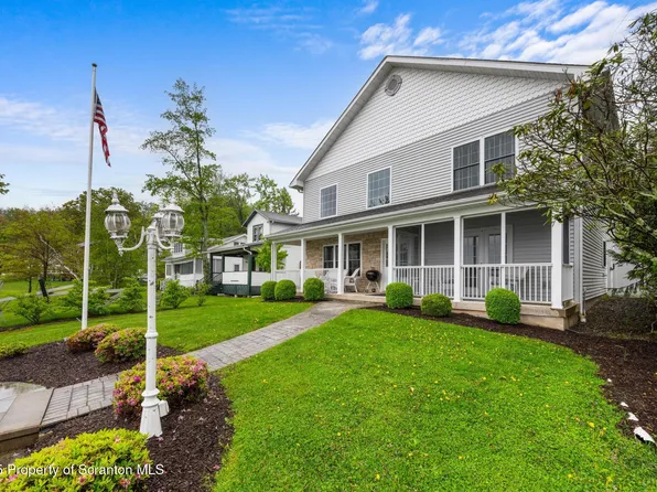 121 Island View Dr, Lake Ariel, PA 18436