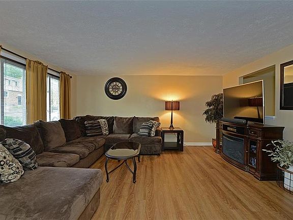 2nd image of 4455 Laurel Oak Dr