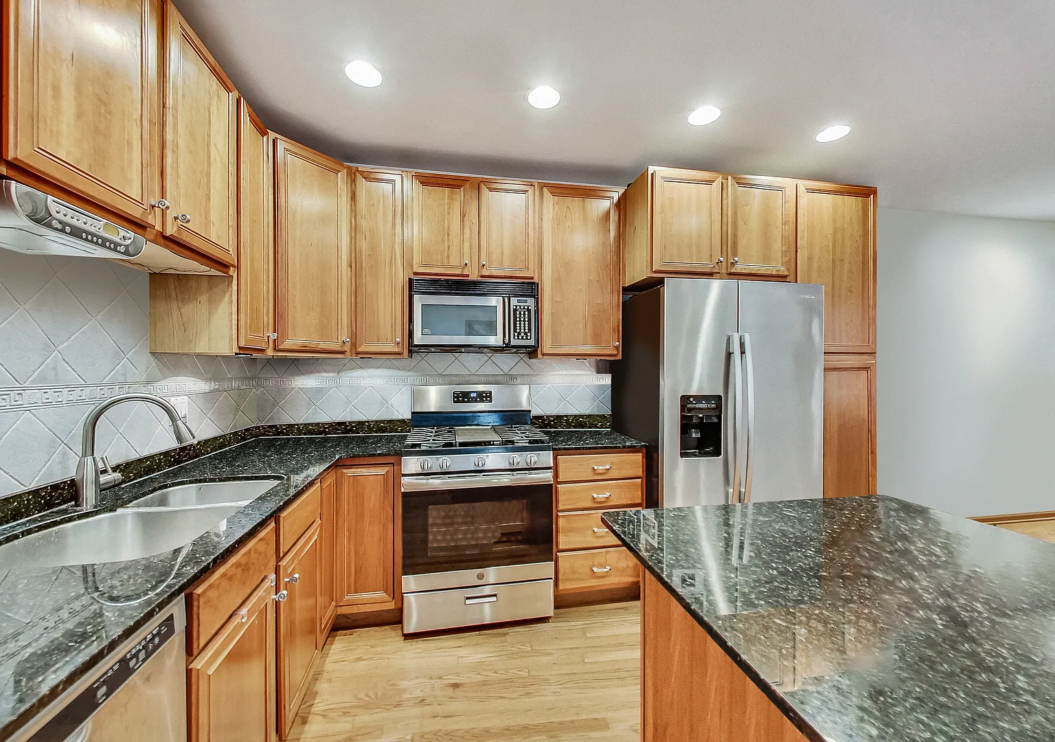 3 bed, 2250 sqft, $3,700 — Photo 3