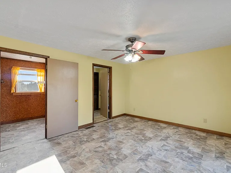 215 White Sands Rd — Photo 10