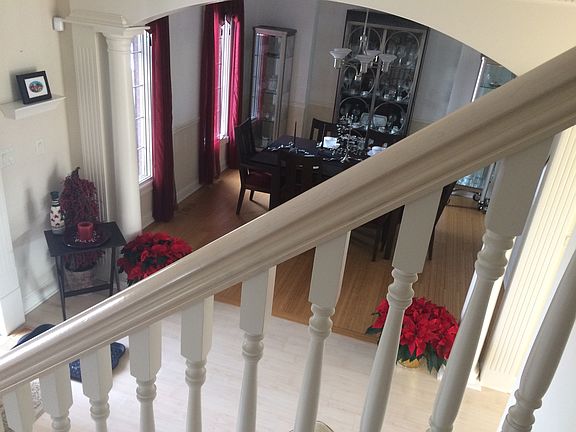 Vaulted 2 story Entry