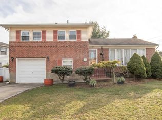 19 Tudor Rd, Hicksville, NY 11801