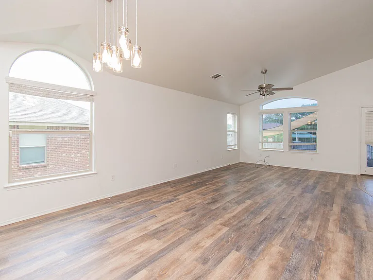 7003 Osbaldo Dr — Photo 2