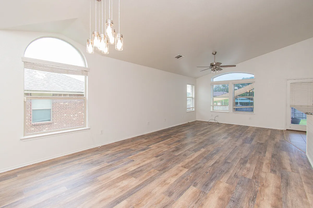 Building Photo - 7003 Osbaldo Dr
