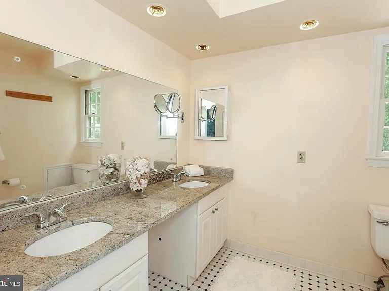 8712 Seven Locks Rd — Photo 9