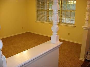 3rd image of 301 N Chambers Trl