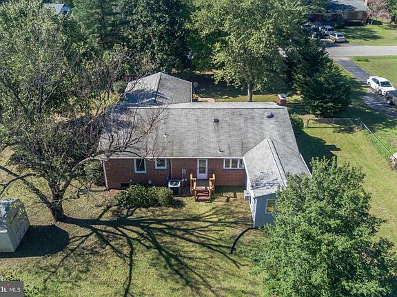 3rd image of 702 Payton Dr