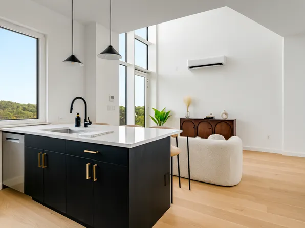 11-14 35th Avenue image 4 of 10