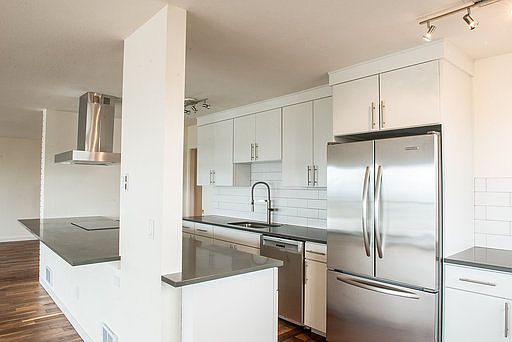 5th image of 421 Bellevue Ave E APT 604