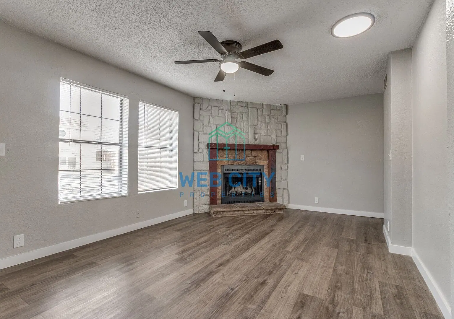 Coming Soon! 3 Bed 2.5 Bath Townhouse for Rent in Mesquite TX! — Photo 3