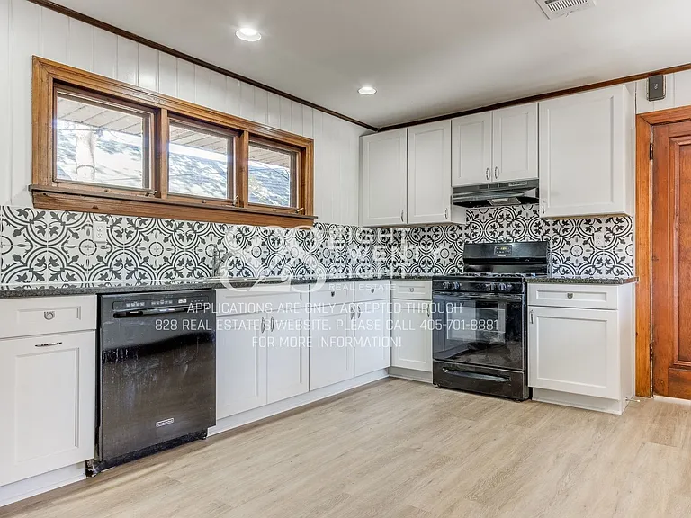 241 Emelyn St — Photo 36