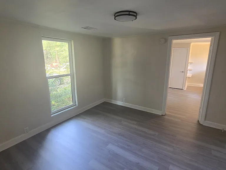 1638 Burton Ave — Photo 10