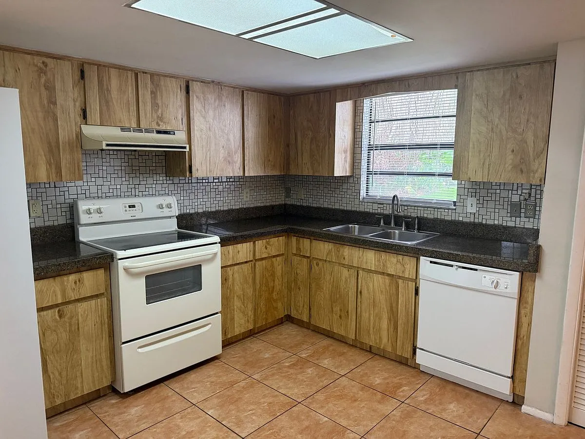 113 S. Deerwood Ave — Photo 2