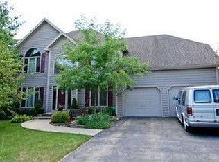 707 Queens Gate Cir, Sugar Grove, IL 60554