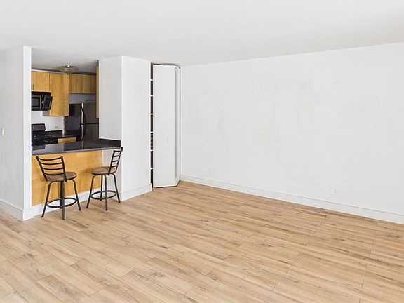 4th image of 210 N 17th St Unit 405