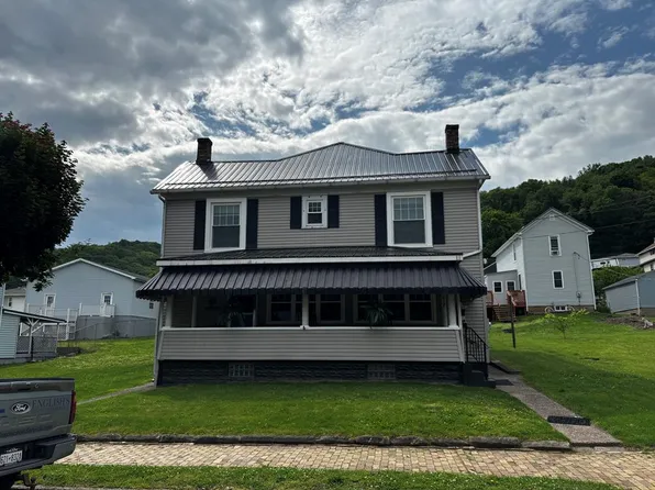 235 Indiana Avenue, Chester, WV 26034
