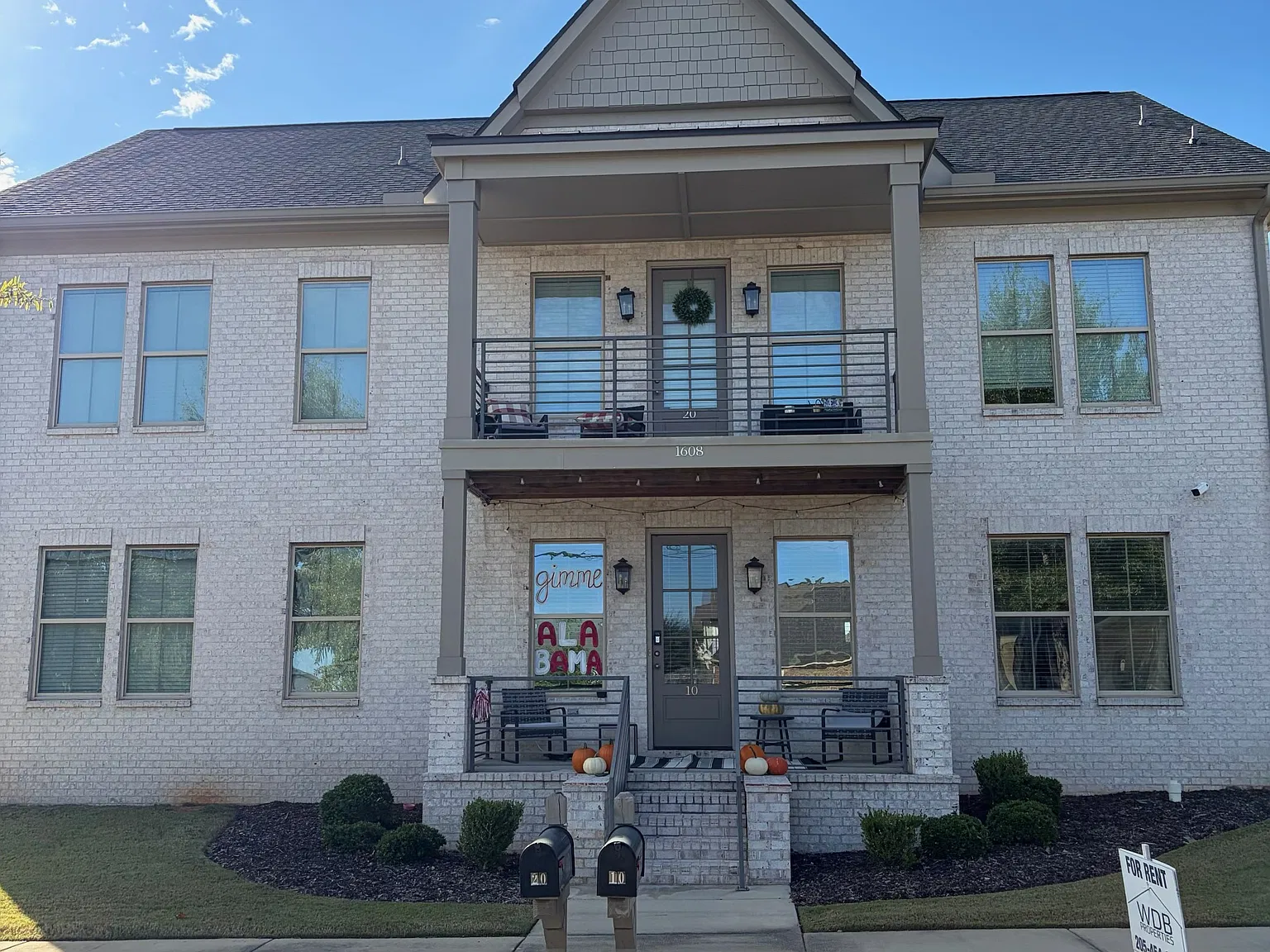 3 bed, 3.5 bath, 1600 sqft, $2,700 — Photo 1