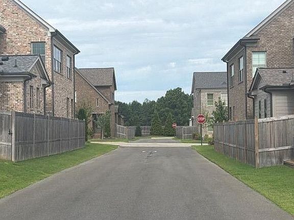 5th image of 909 Ufton Aly