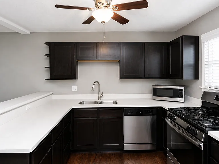 Warwick Court Townhomes — Photo 9