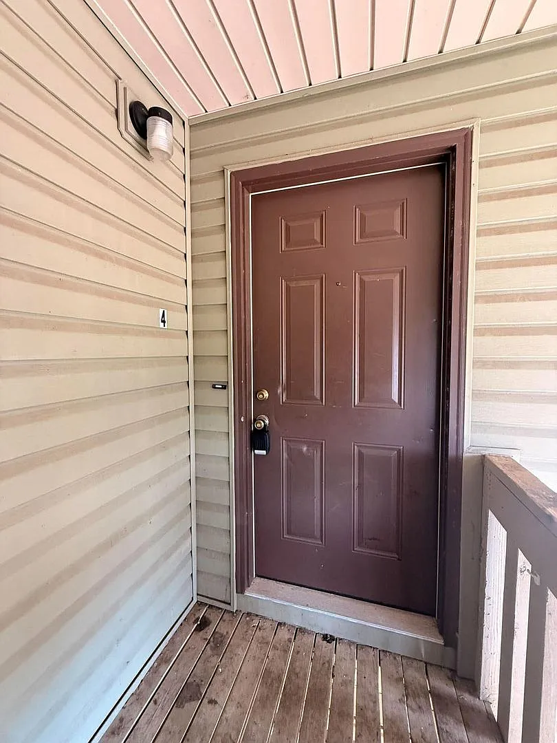 209 Glenwood — Photo 3