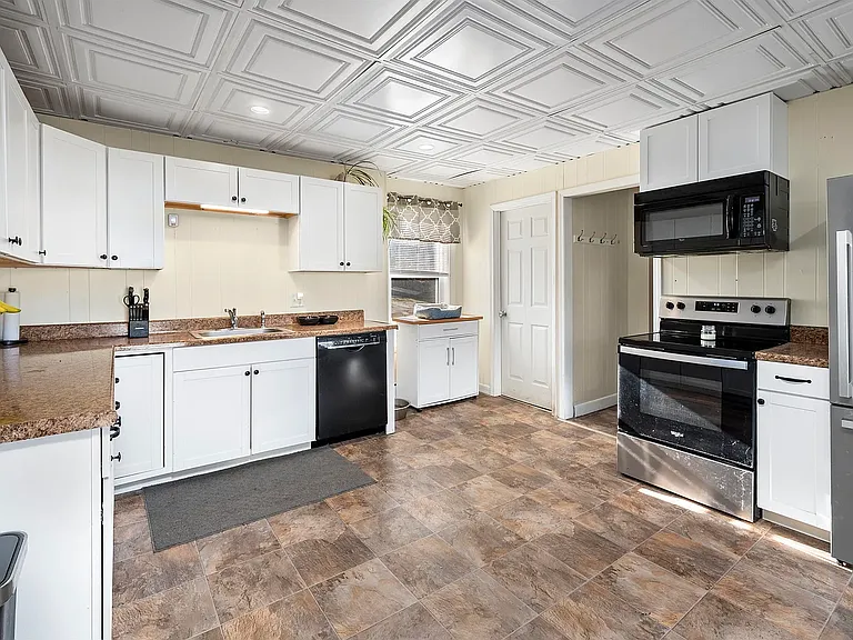 Kitchen with rolling island