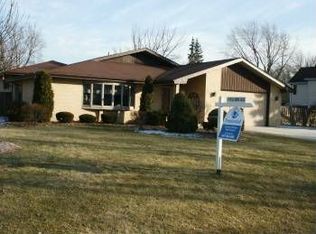 303 Crest Ave, Elk Grove Village, IL 60007