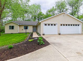 1146 Red Bud Ln, Monticello, IL 61856