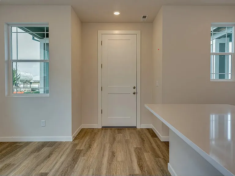 8266 SE Blanton — Photo 5