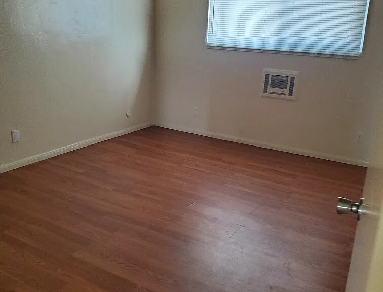 2224 Primrose Ave #10 — Photo 6