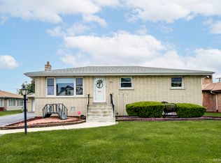 7111 W 82nd St, Burbank, IL 60459
