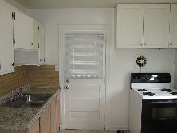 3rd image of 117 S Holly Ave