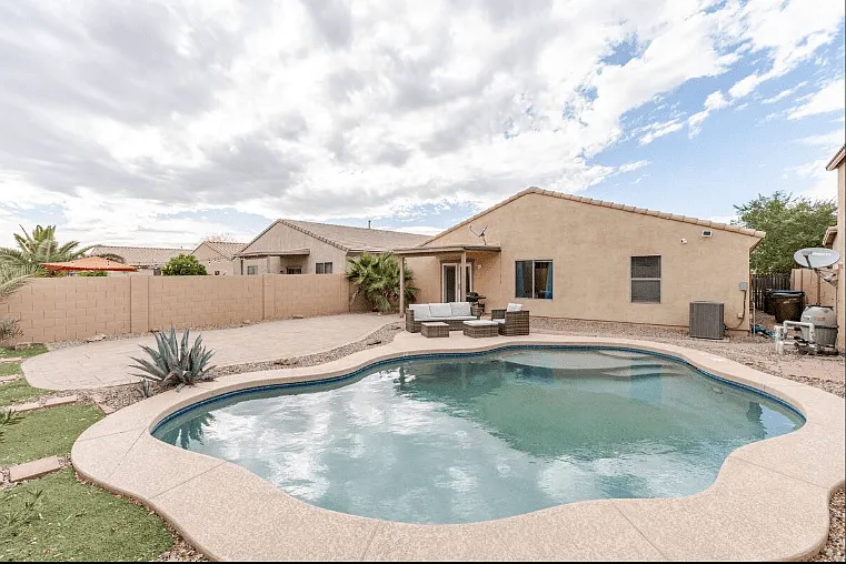 3 bed, $5,200 — Photo 2