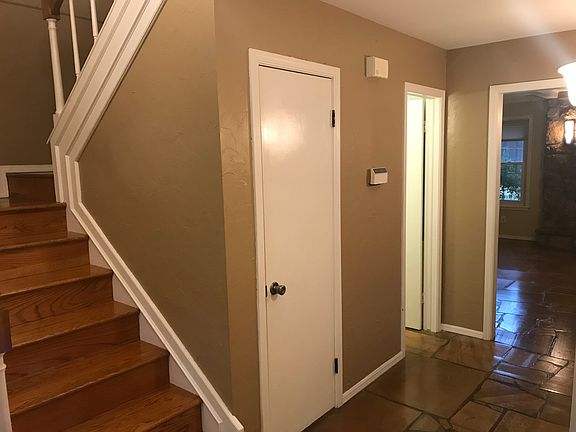 Entry flows into all rooms 