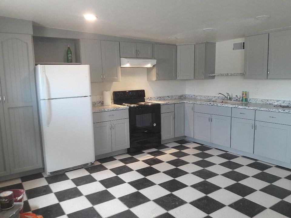 Kitchen, no dishwasher