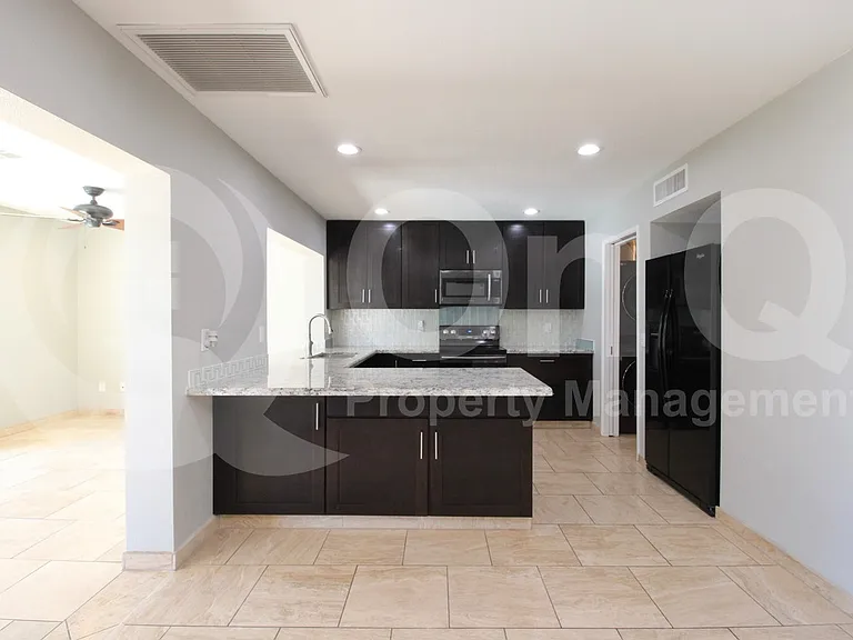 967 W La Jolla Dr — Photo 5