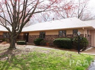 812 W Country Meadows Ln, Peoria, IL 61614