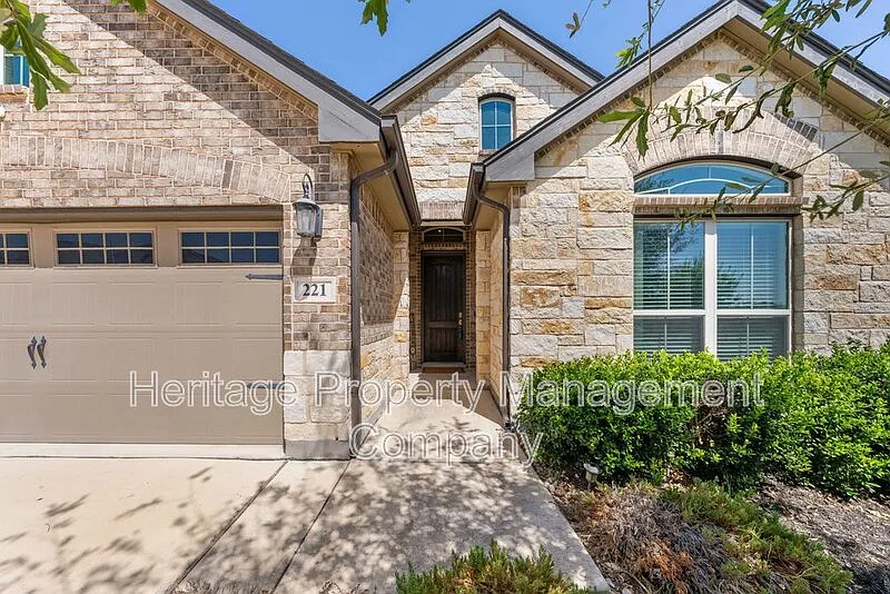 5 bed, 4.5 bath, 3681 sqft, $3,200 — Photo 3