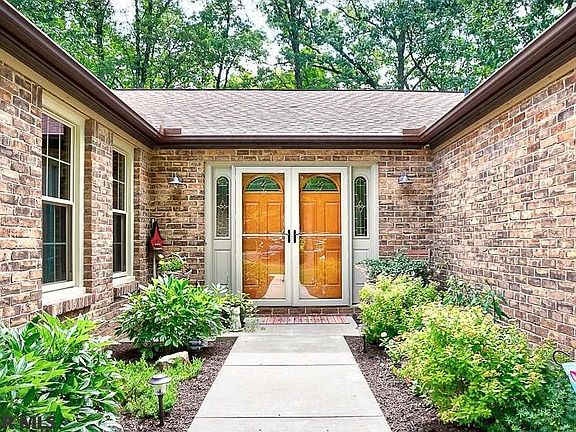 3rd image of 648 Belmont Cir