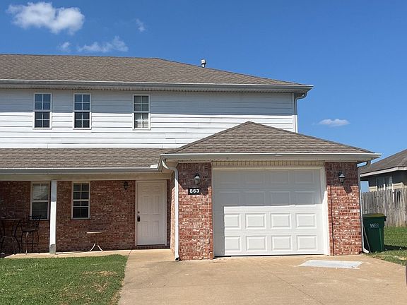 2nd image of 863 Oakwood Ln