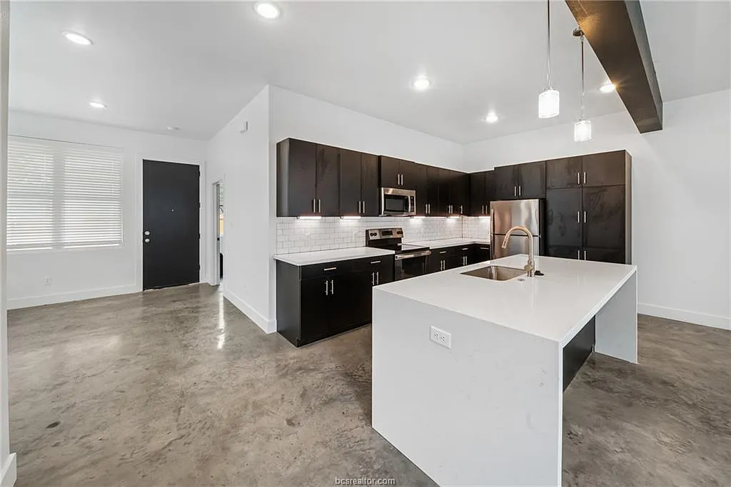 214 Lynn Dr — Photo 3
