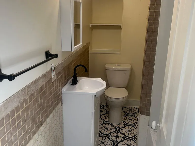 514 N Queen St #4 — Photo 2