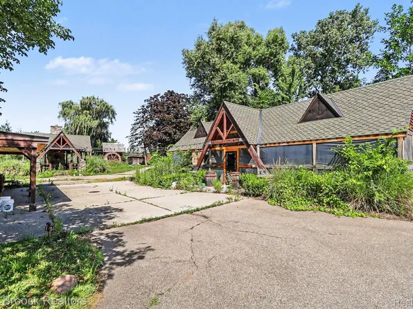 5501 Houghten St, Troy, MI 48098