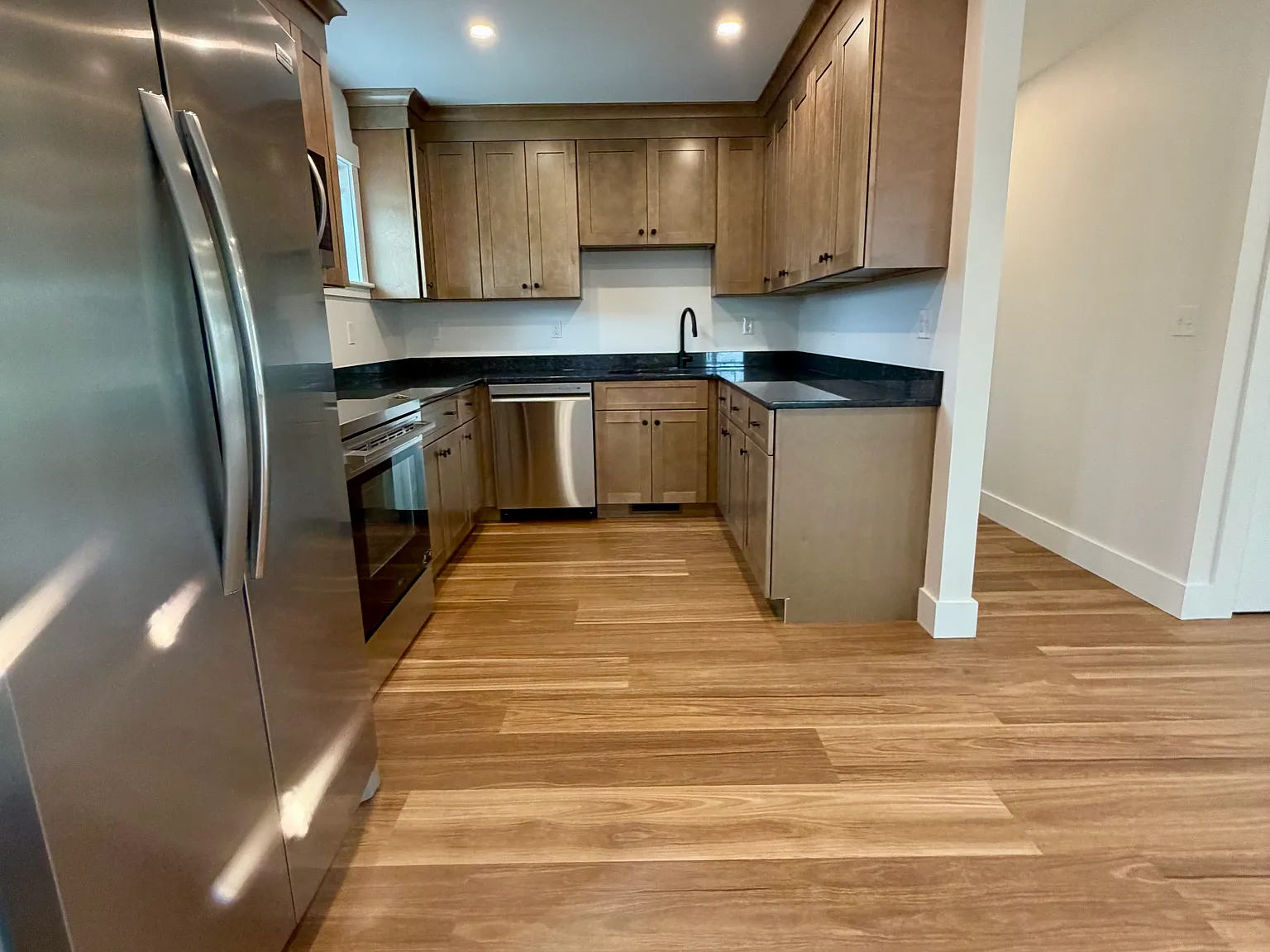 5 bed, 1800 sqft, $4,995 — Photo 2